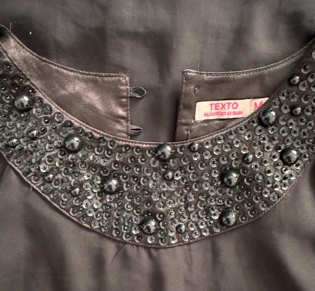 Robe noire Texto à col orné de perles – Taille M