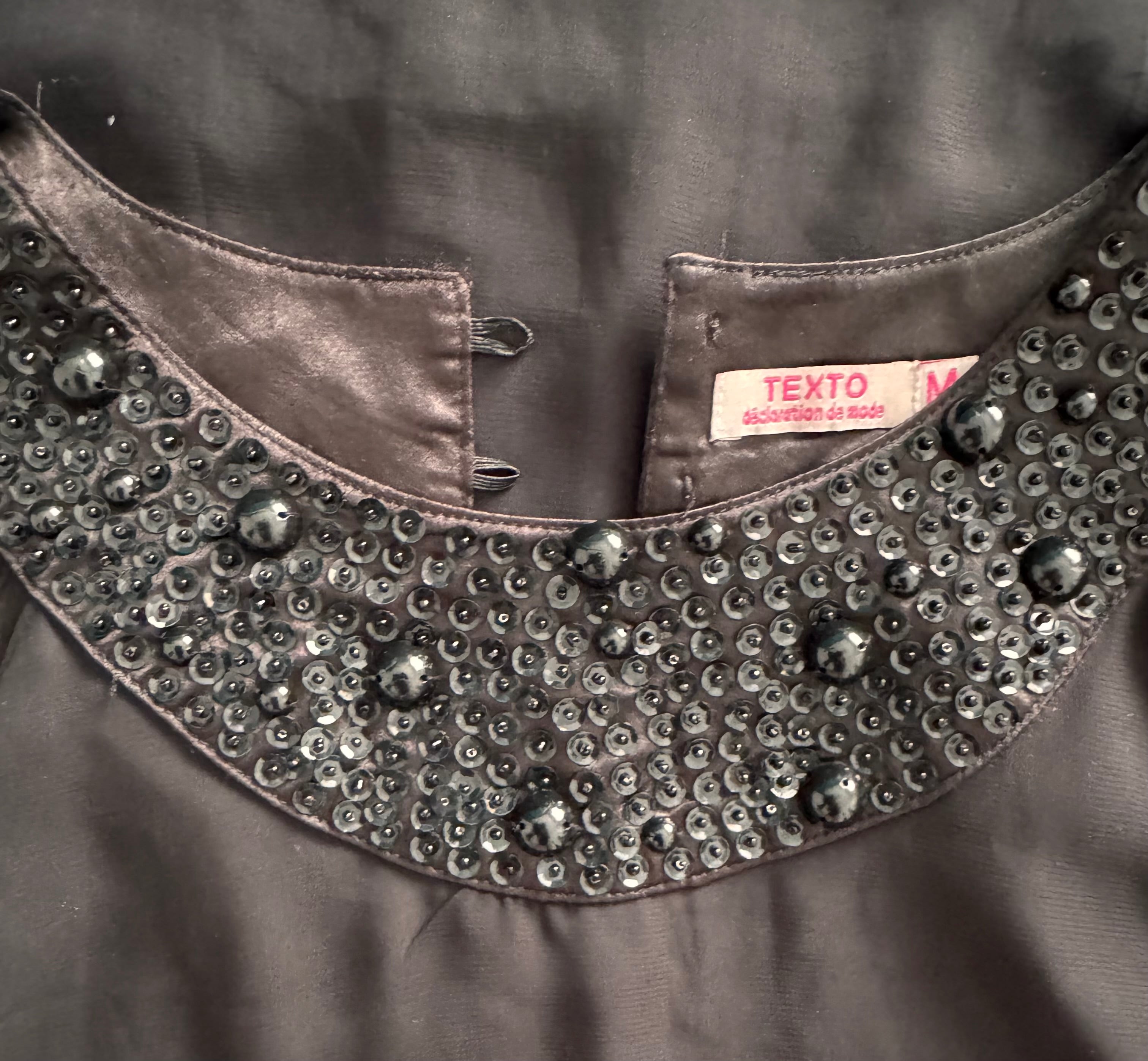 Robe noire Texto à col orné de perles – Taille M