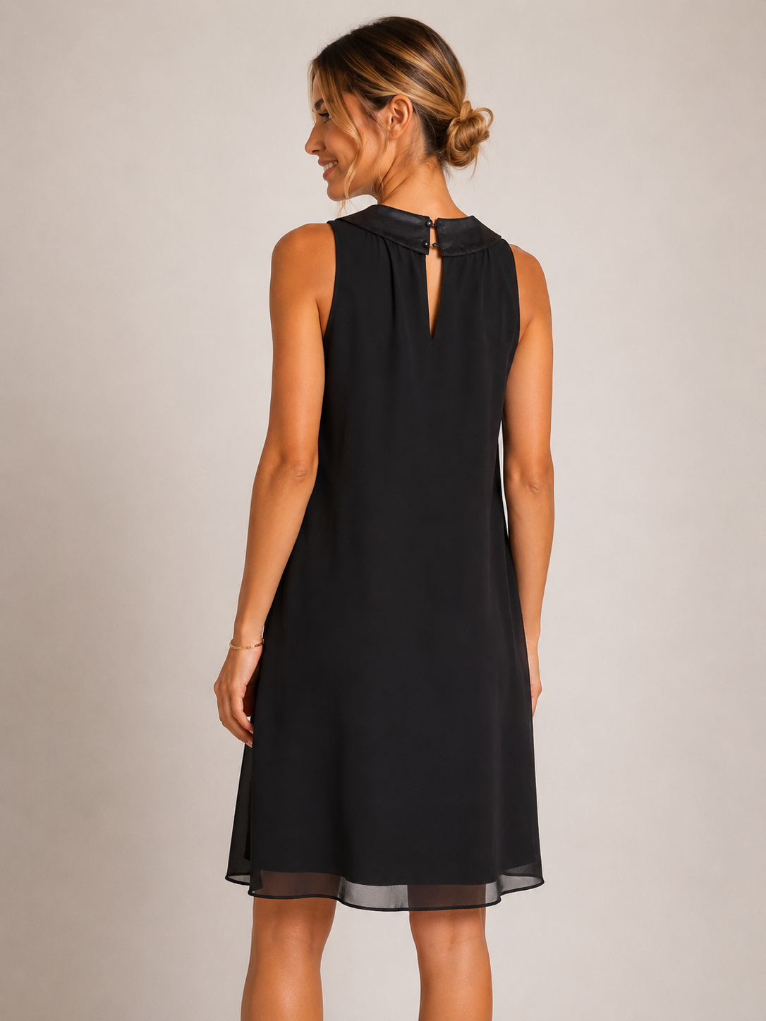 Robe noire Texto à col orné de perles – Taille M