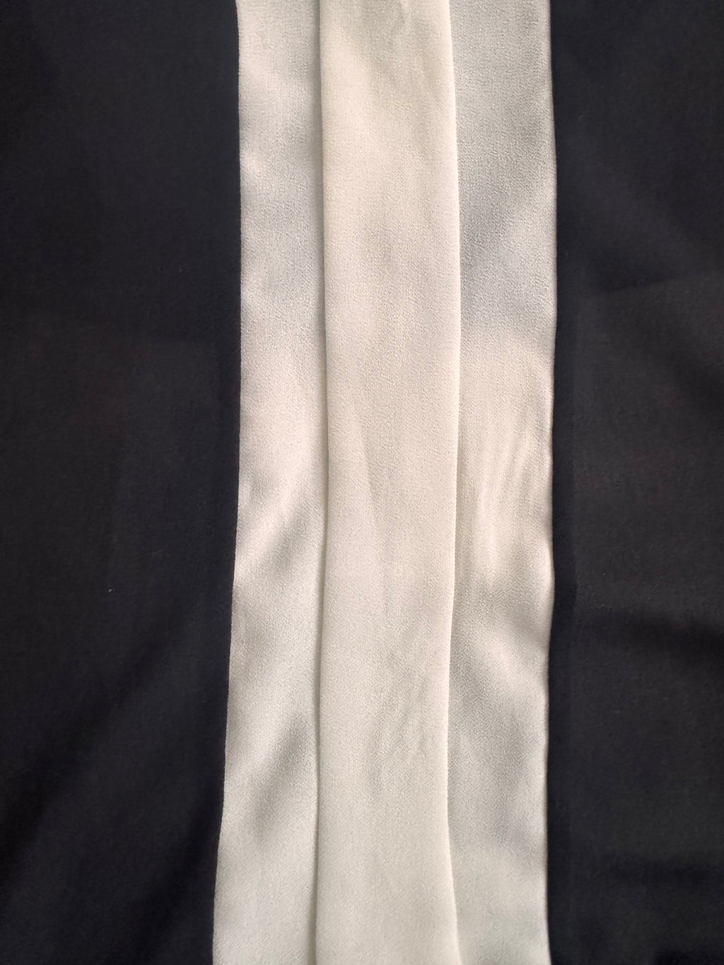 Blouse noire et écrue à volant – AGATHE VELMONT – Taille 3