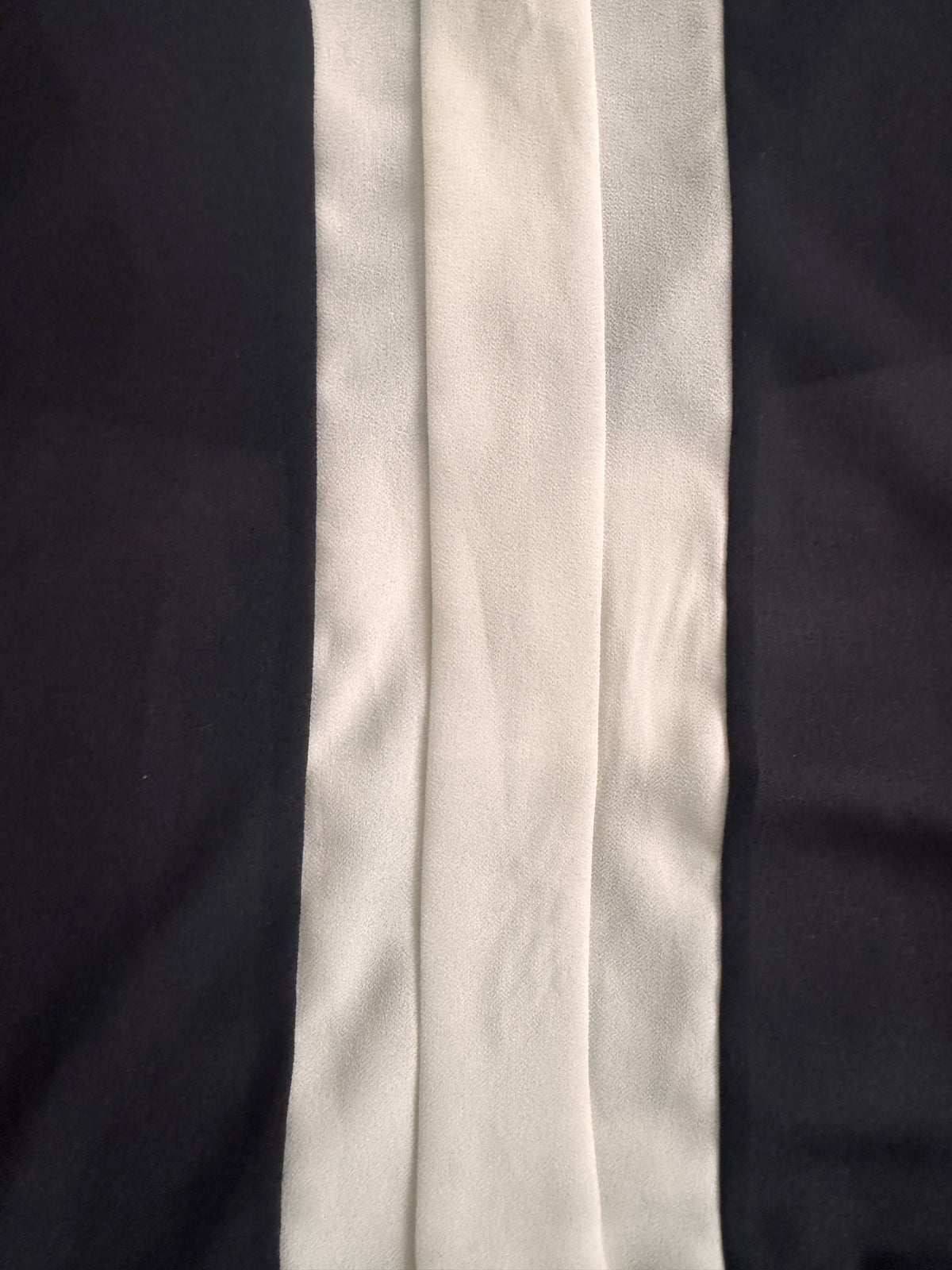 Blouse noire et écrue à volant – AGATHE VELMONT – Taille 3