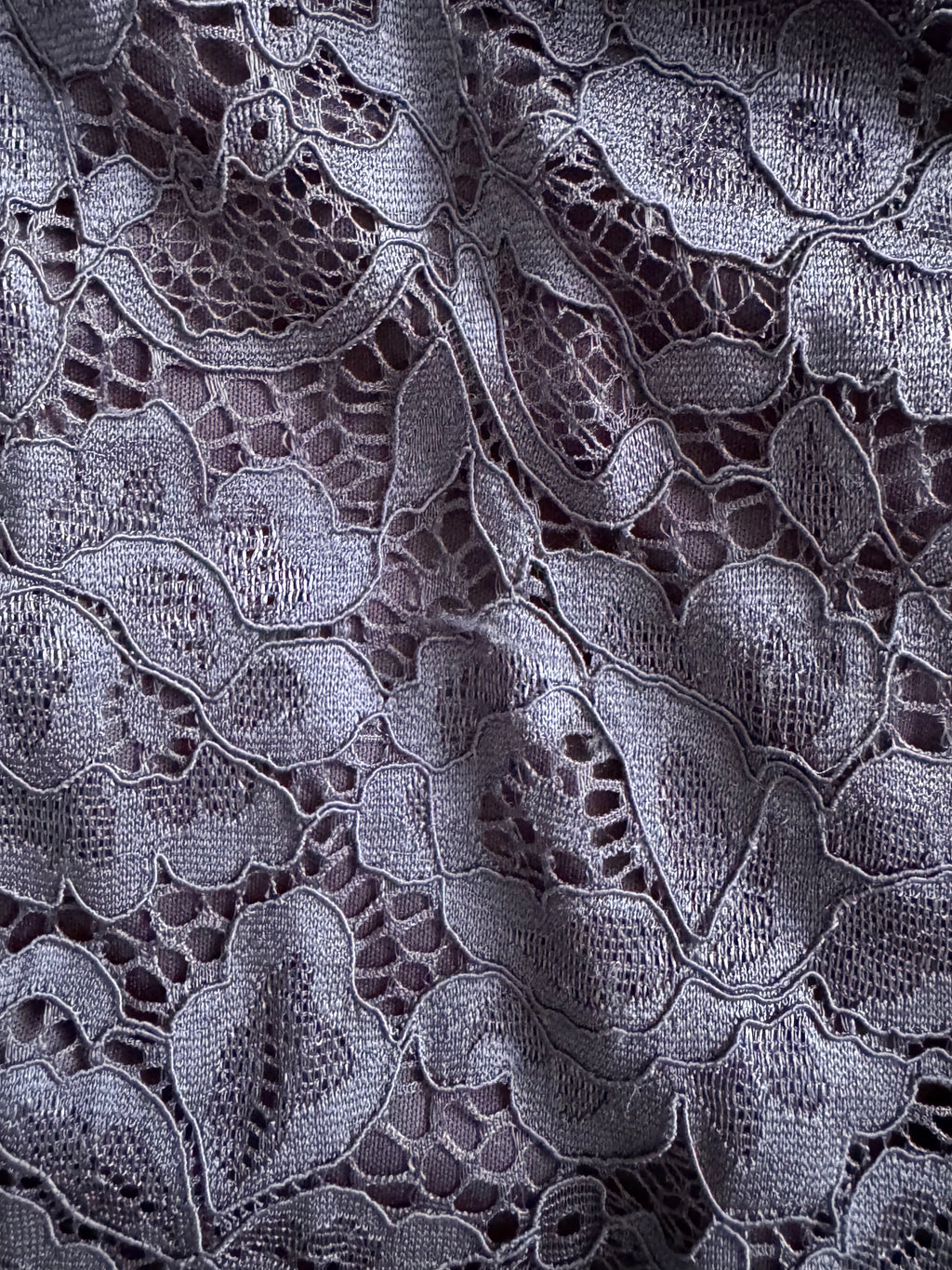 Robe en dentelle bleu marine – Élégance intemporelle