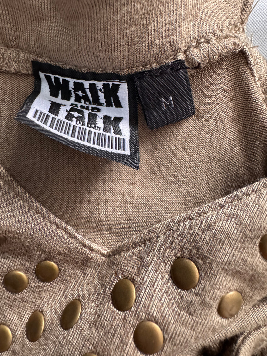Petit haut kaki à détails cloutés – Taille M