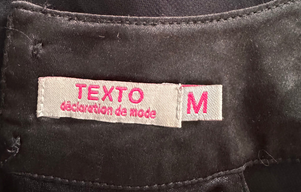 Robe noire Texto à col orné de perles – Taille M