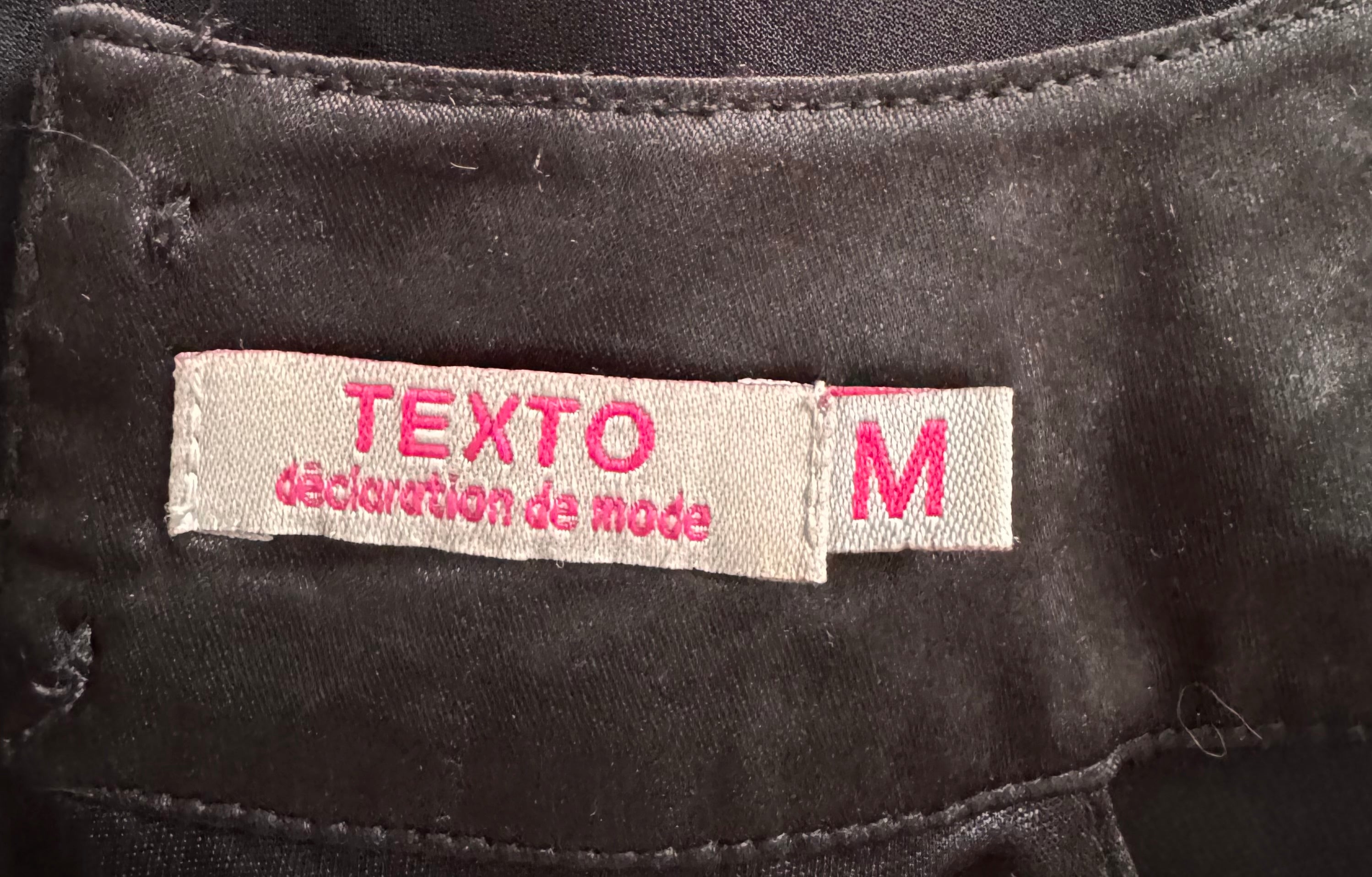 Robe noire Texto à col orné de perles – Taille M
