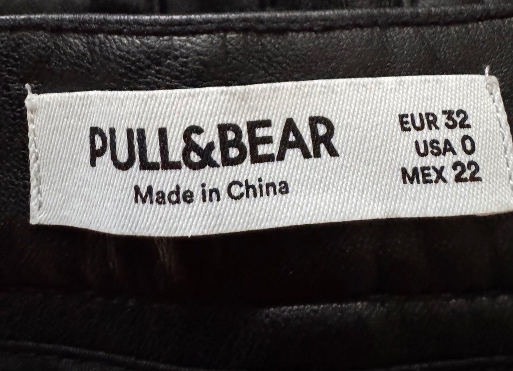 Pantalon en similicuir noir Pull&Bear – Taille 32