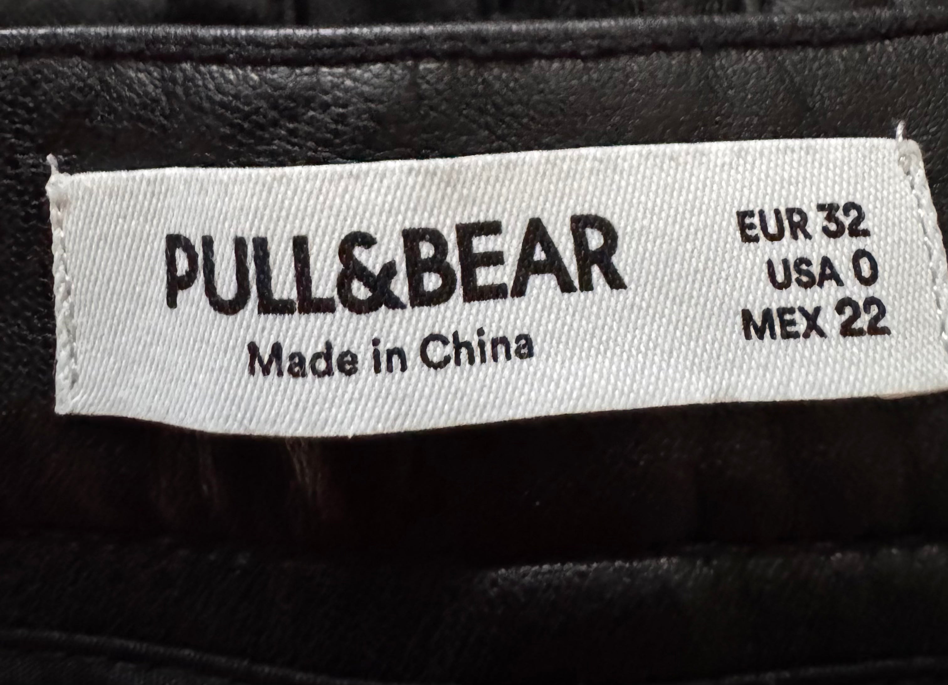 Pantalon en similicuir noir Pull&Bear – Taille 32
