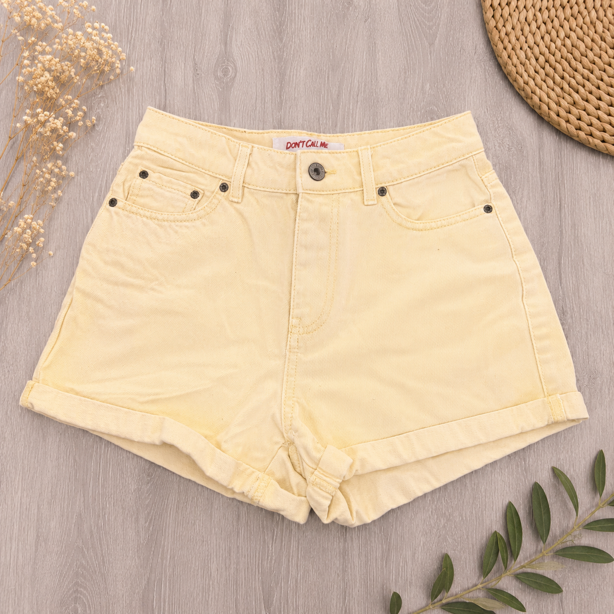Short en jean jaune pastel taille haute Don’t Call Me by Jennyfer – Taille 34