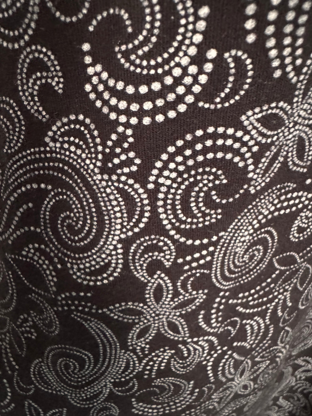 Robe noire à fines bretelles – Imprimé cachemire