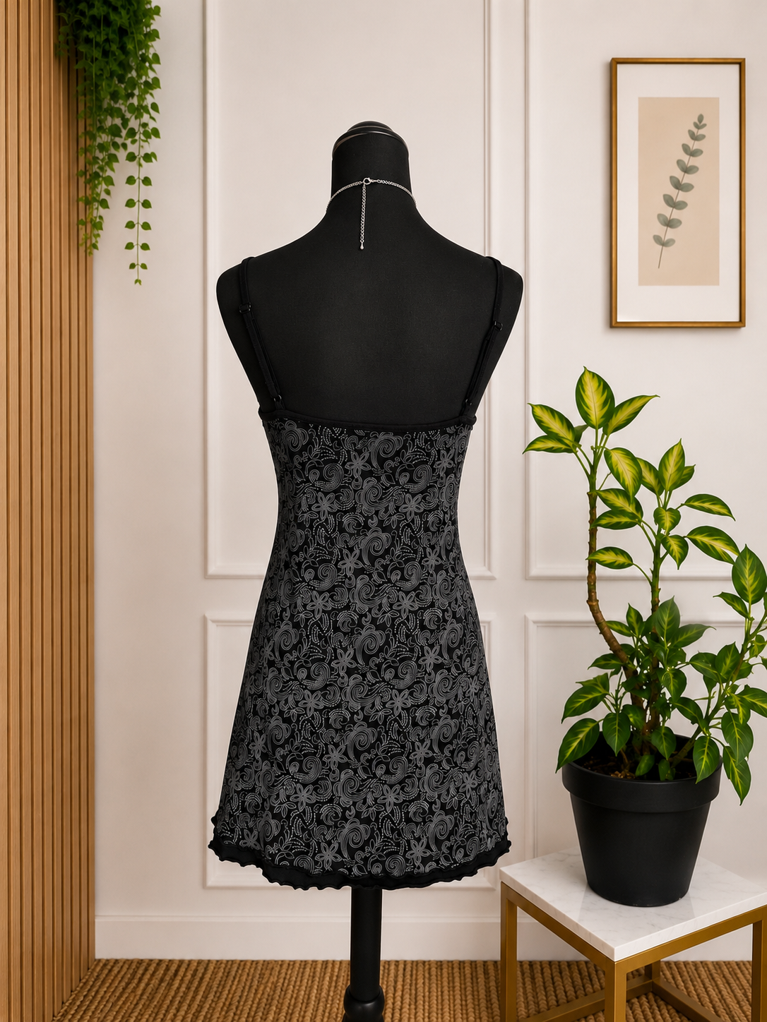 Robe noire à fines bretelles – Imprimé cachemire