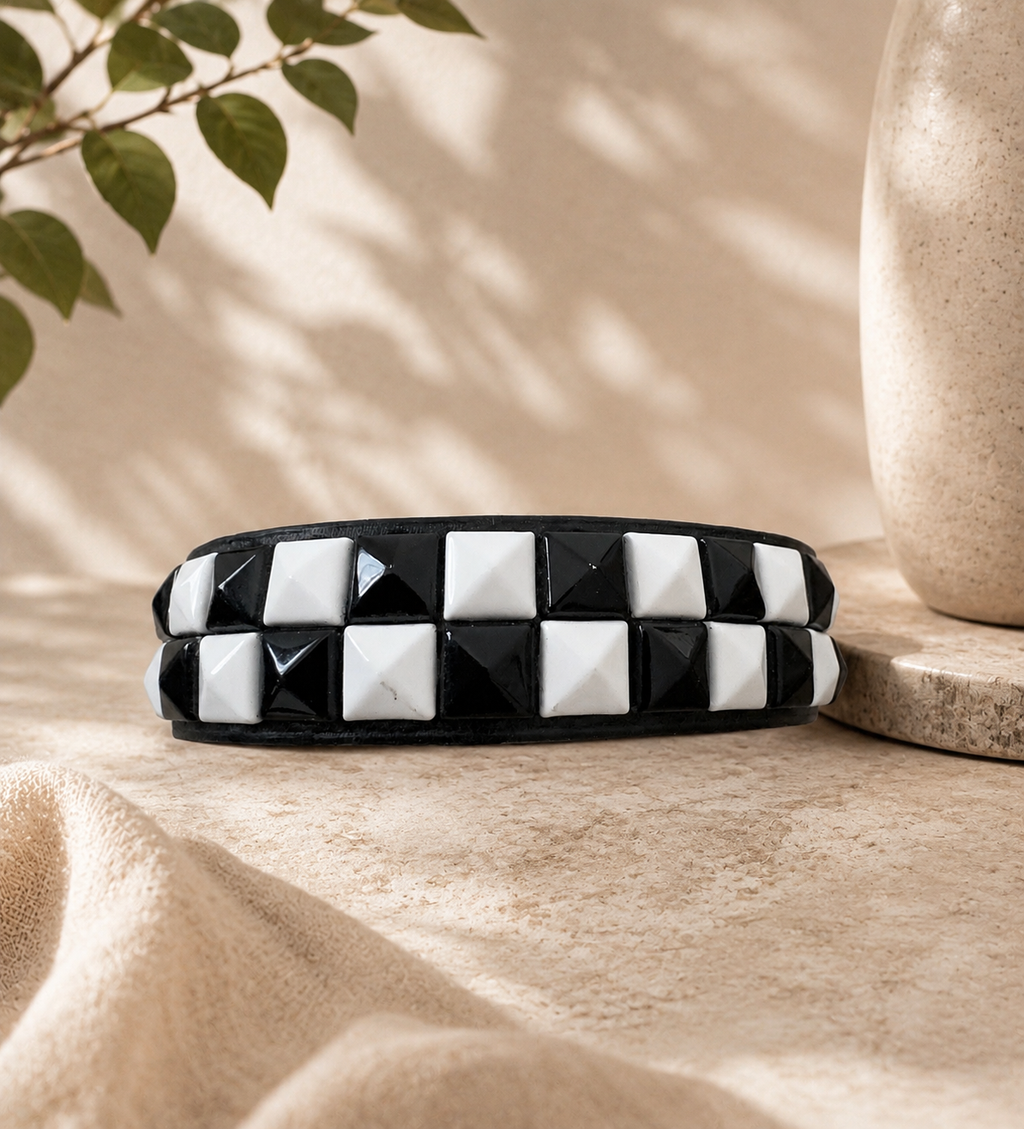 Bracelet clouté noir & blanc – Style Rock Chic