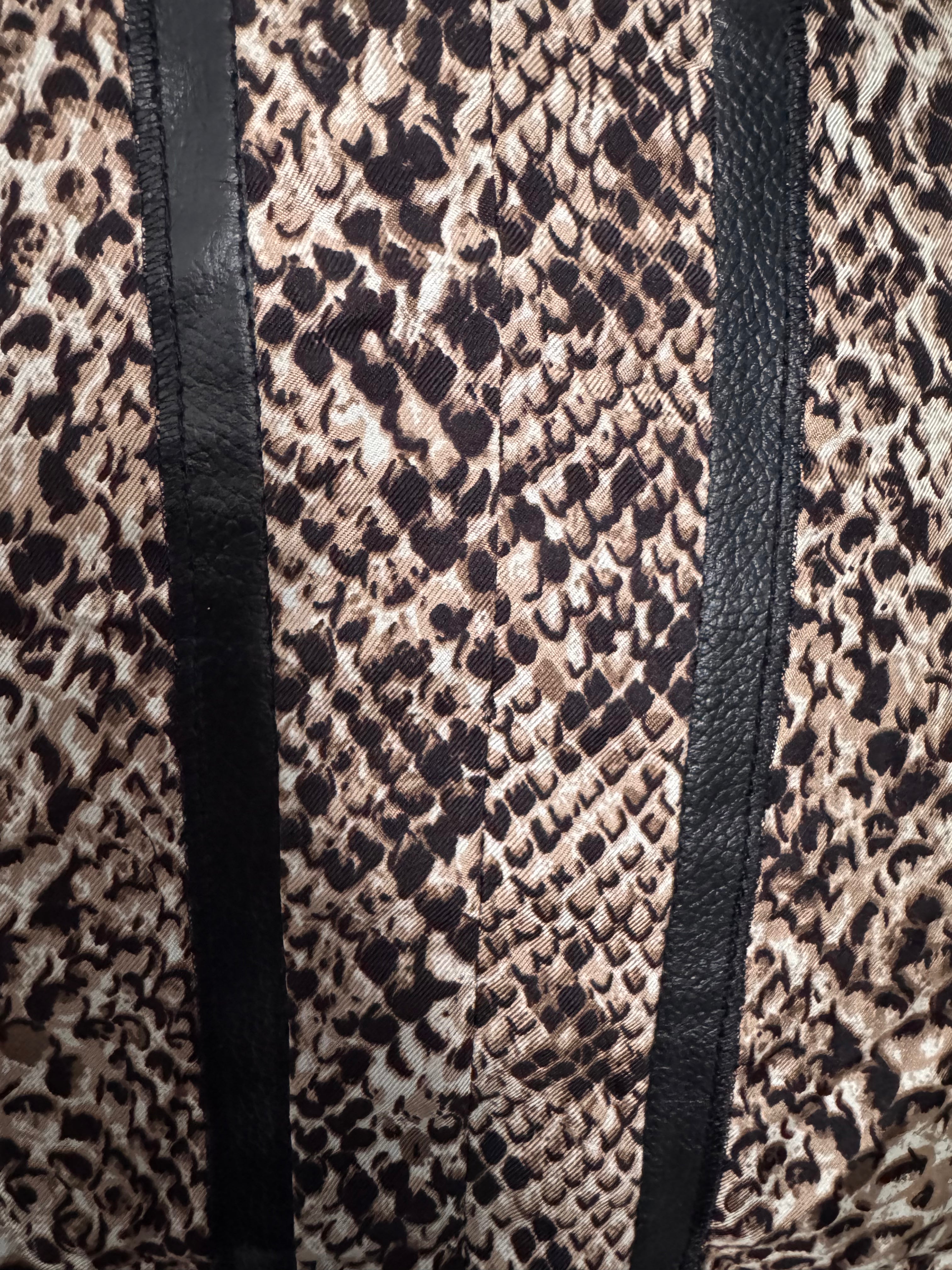 Jupe crayon imprimé animalier – Détails noirs