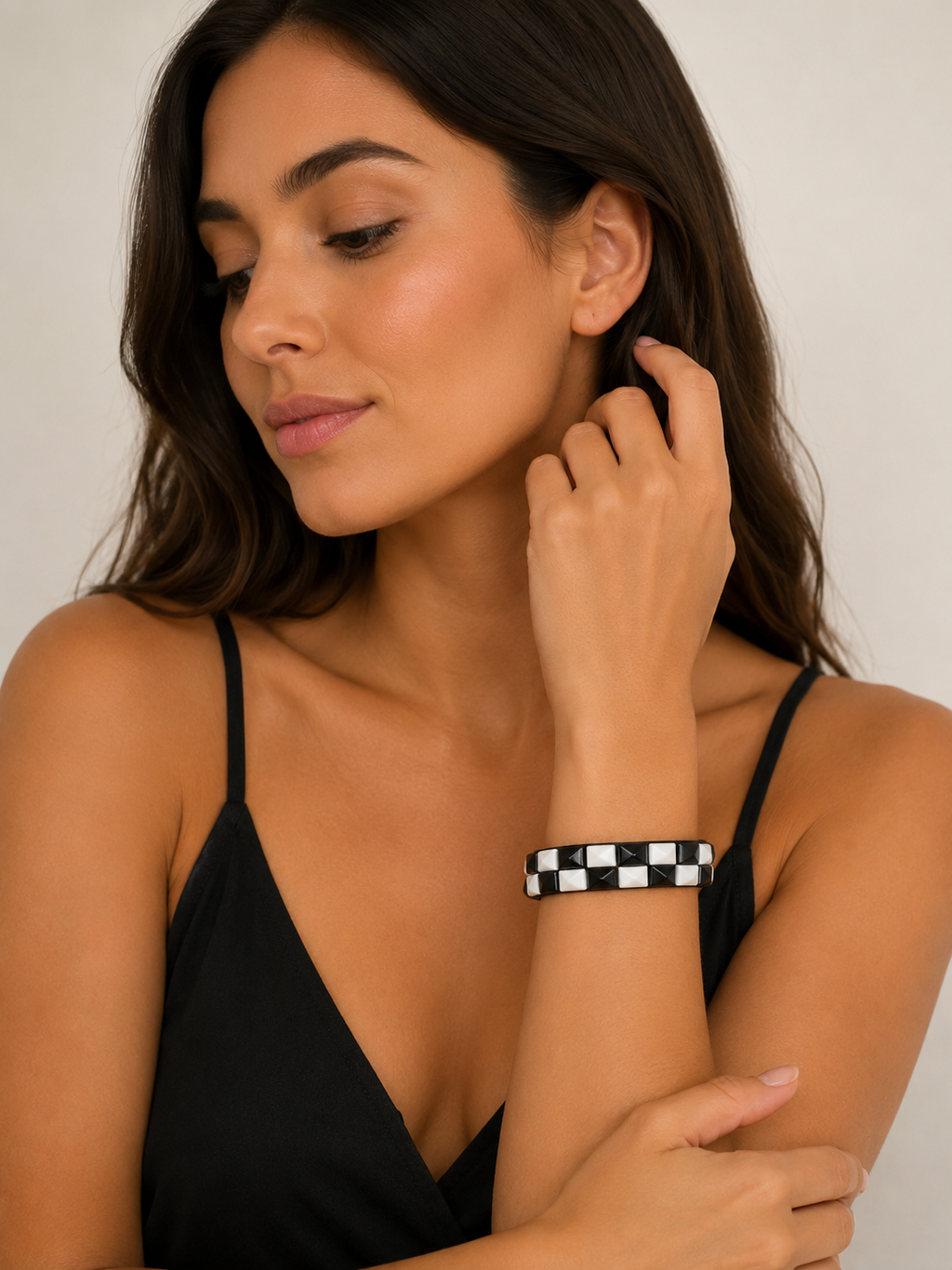 Bracelet clouté noir & blanc – Style Rock Chic