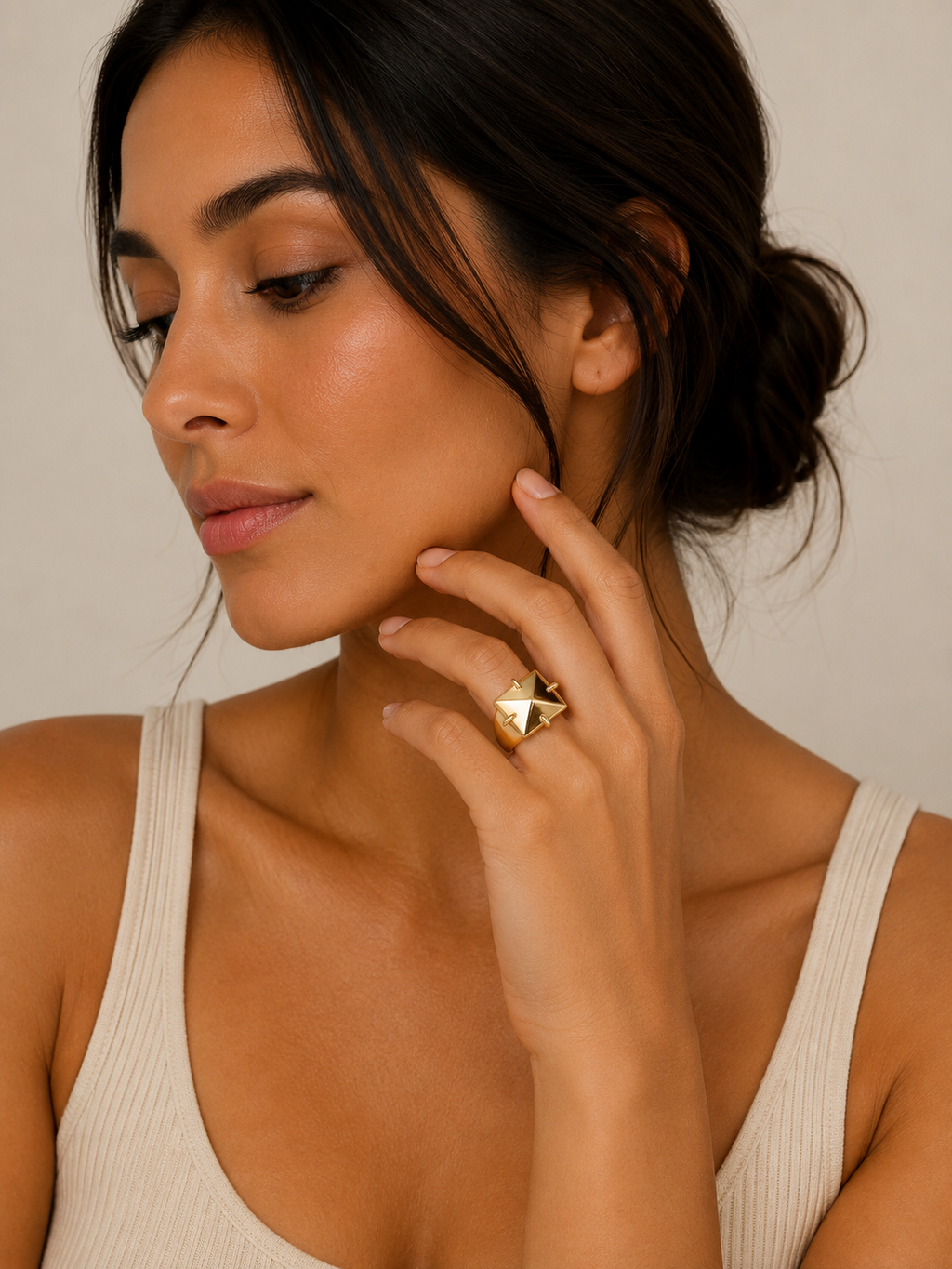Bague ajustable dorée à clou pyramidal