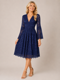 Robe en dentelle bleu marine – Élégance intemporelle