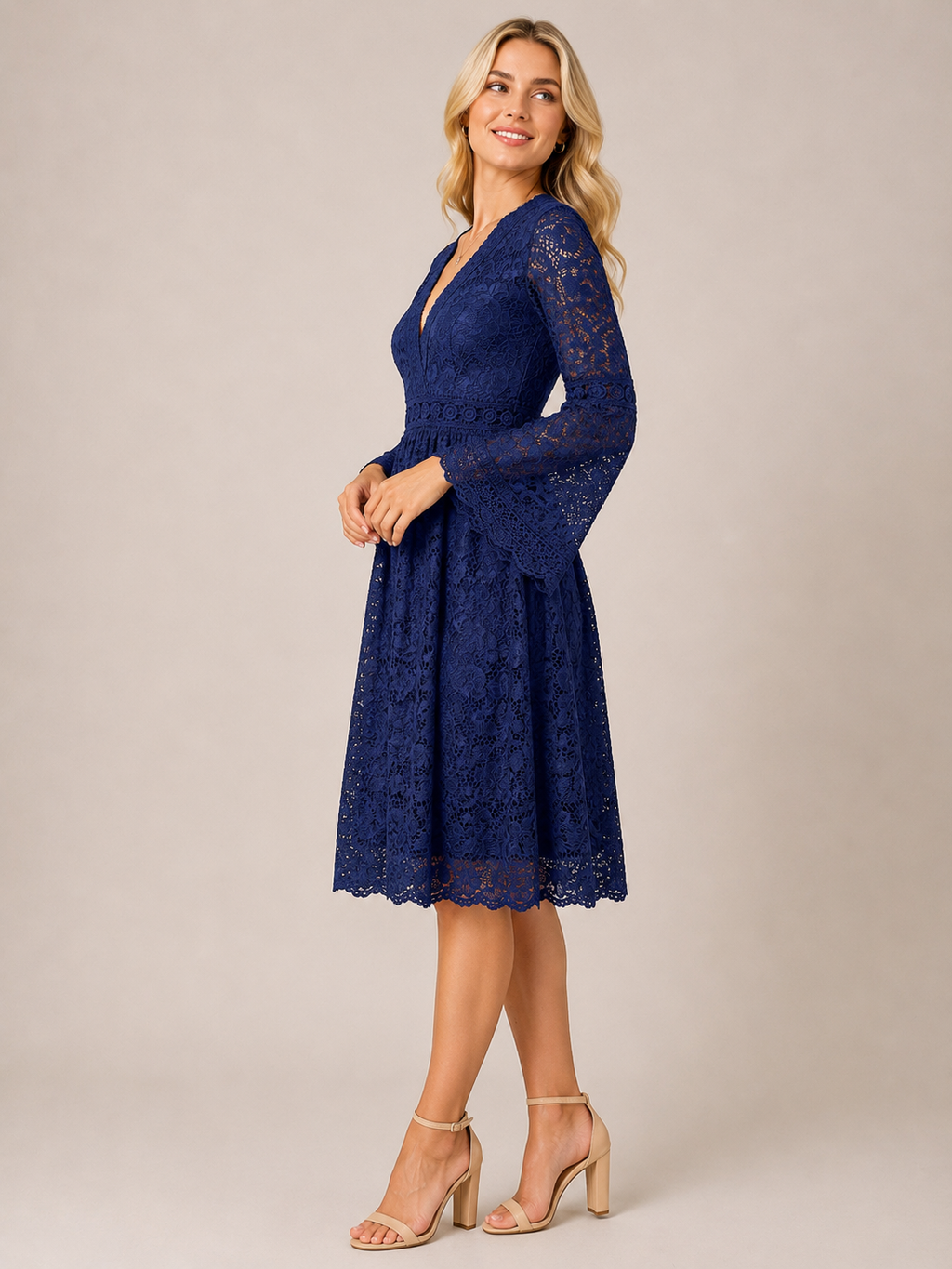 Robe en dentelle bleu marine – Élégance intemporelle
