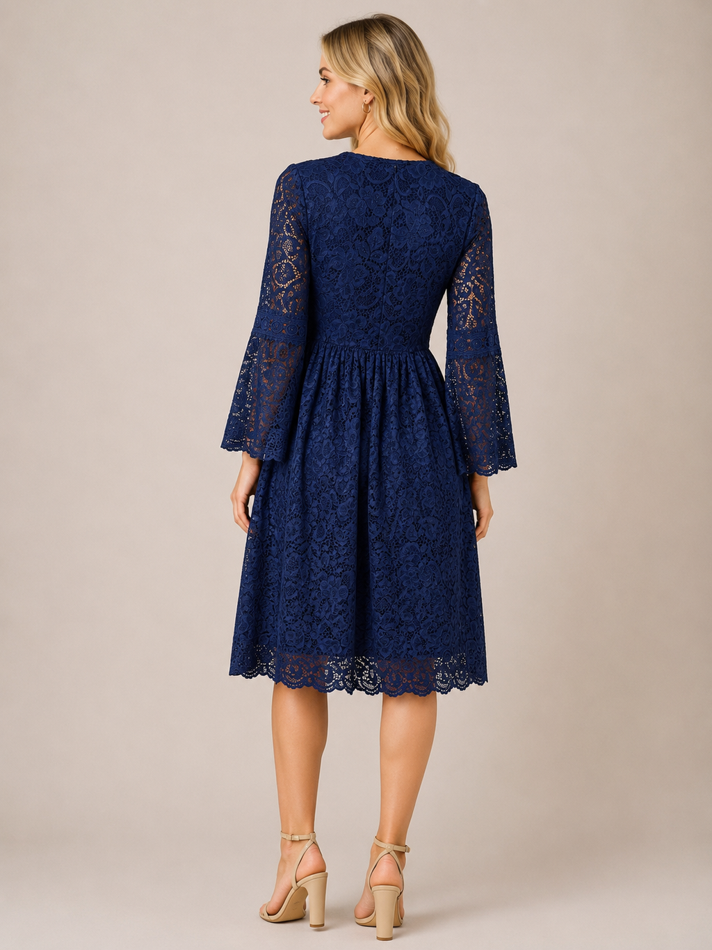 Robe en dentelle bleu marine – Élégance intemporelle