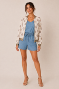 Ensemble combishort en denim Vera Moda & bomber fleuri Emma Ella Paris